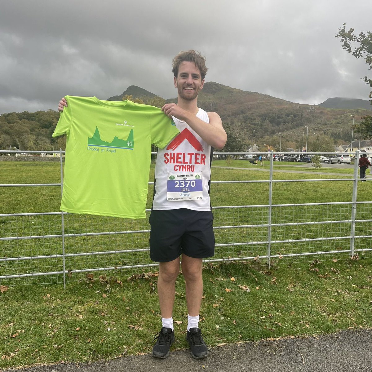 ShelterCymru's tweet image. Am ddiwrnod! Llongyfarchiadau mawr i bawb a gymerodd ran ym @marathoneryri – mae’n un o’r marathonau anoddaf yn y DU. Rydym mor falch o bob rhedwr #TîmShelterCymru. Bydd eich #CodiArian gwych yn gwneud gwahaniaeth enfawr i fywydau pobl sydd mewn angen tai yng Nghymru.