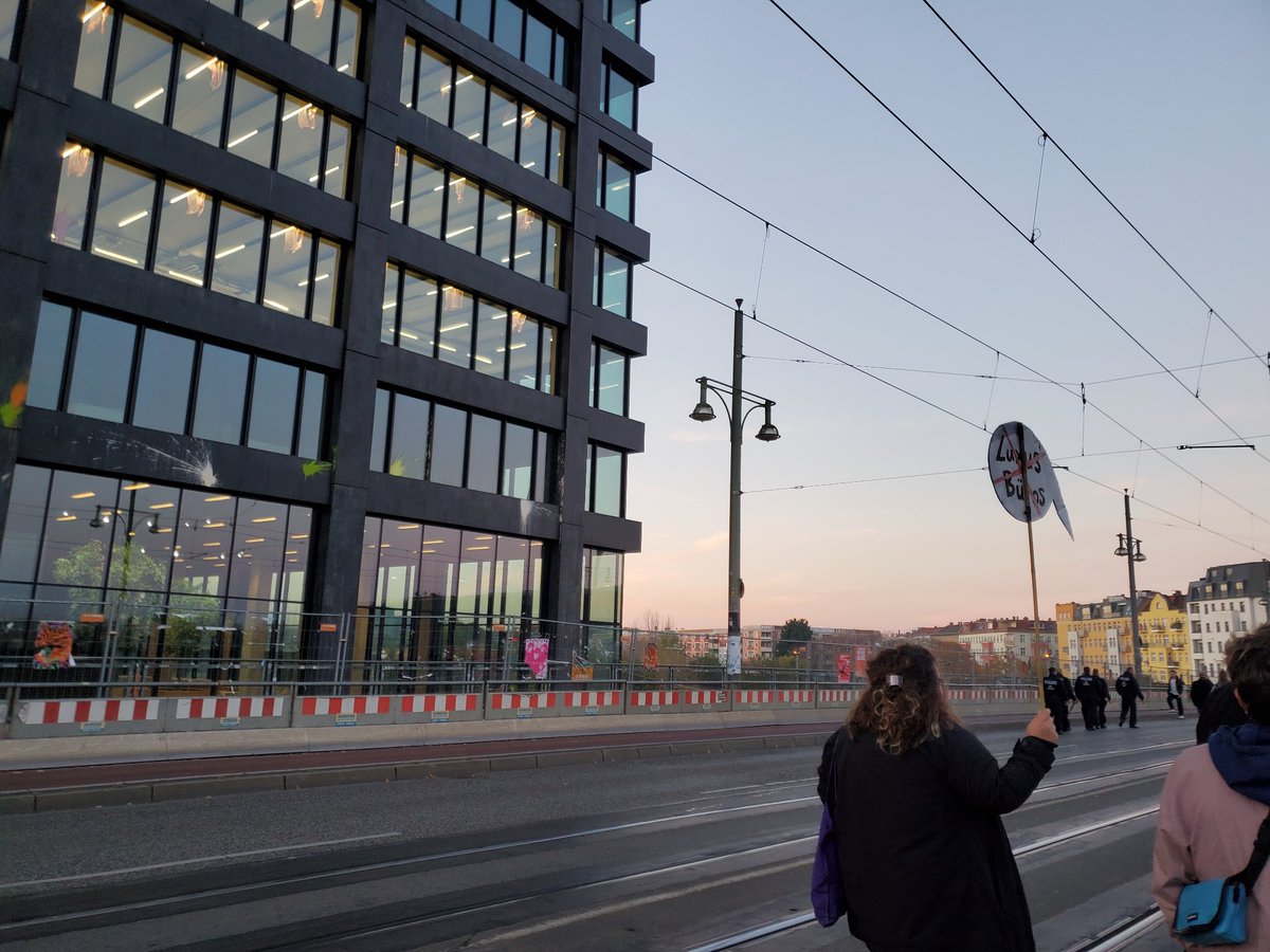 WEED_eV's tweet image. Heute gab es Proteste gegen den Amazon Tower in Berlin.  Hier nochmal ein paar Hintergrundinfos zum Edge East Side. Das ganze Briefing zu #Monopolmacht findet ihr auf unserer Website. 

#demo #berlinvsamazon #amazondemo @ZDFheute @zdf