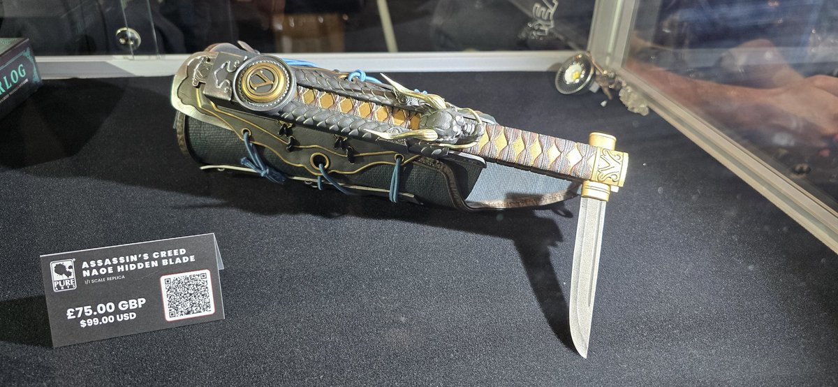 ACUnitedKingdom's tweet image. Fantastic PureArts booth at MCM London Comic Con  lots of Assassin's Creed statues on display.

The 15th Anniversary Amunet statue is available for purchase at £50 for those who are interested

#AssassinsCreed
#PureArts