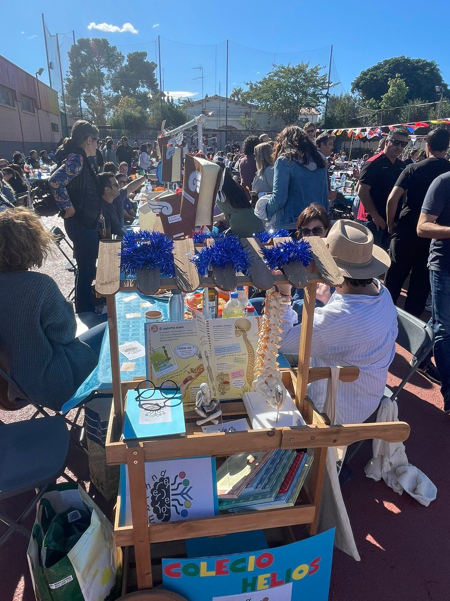 Fin de semana de #FamiliasHelios. 
🎼Coro Helios en concierto coral homenaje a Vicent Andrés Estellés, con Cor de l'Eliana, Escola Coral, Cor de la Unió Musical de l'Eliana.
👩‍👩‍👧‍👦Día de las familias con #AmpaColegioHelios paellas, juegos, concursos, música..