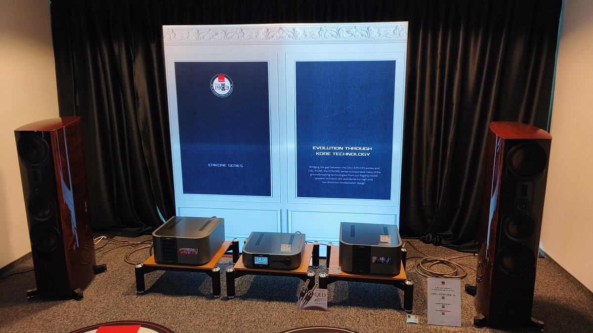 hideoPL's tweet photo. kolumny Dali w oddali🤪 ale grało to ładnie #audiovideoshow https://t.co/AlnZ11qvzT