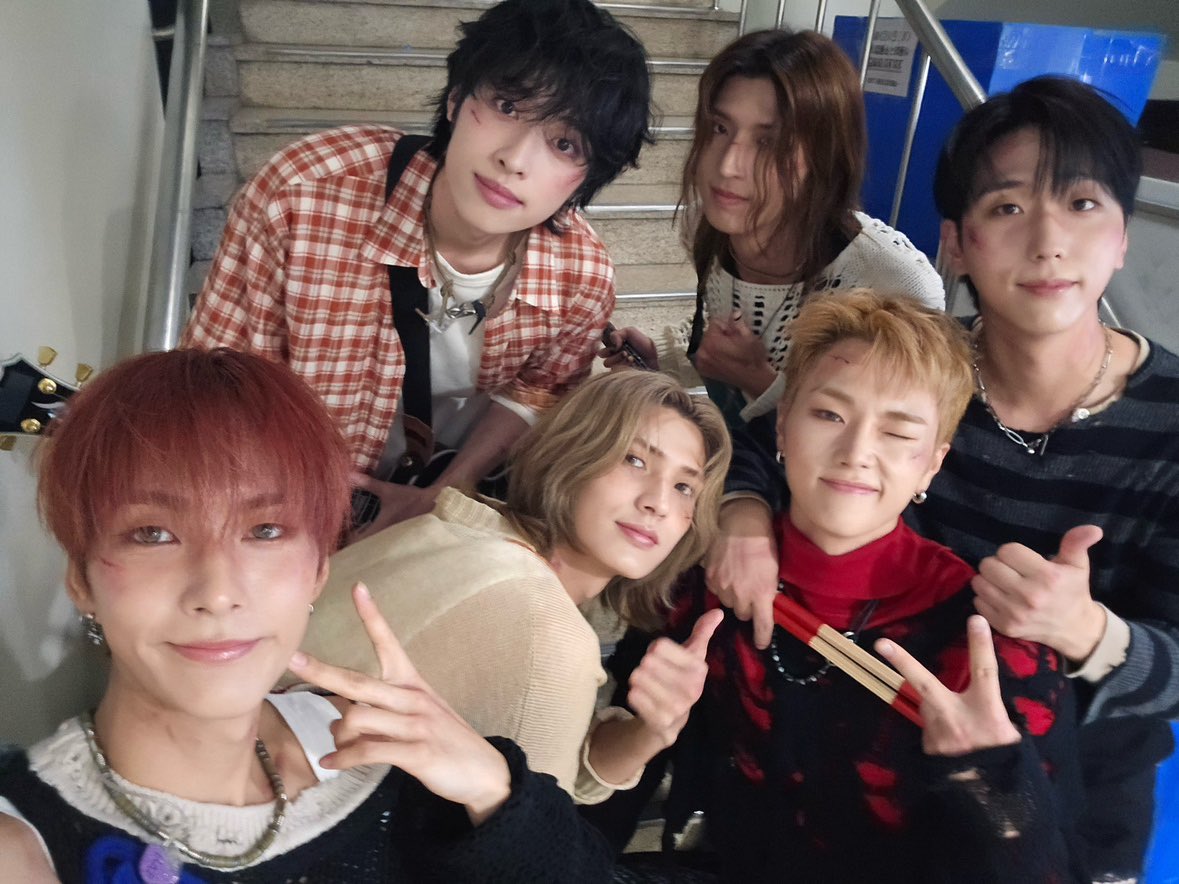 odteu's tweet photo. 𝖭𝗂𝗀𝗁𝗍 𝖻𝖾𝖿𝗈𝗋𝖾 𝗍𝗁𝖾 𝖤𝗇𝖽 di Music Bank. Kami sudah bekerja keras untuk pertunjukan ini, dan sangat menyenangkan melihat semuanya berjalan dengan baik. Semoga kalian semua menikmati sisa malam ini, Villains. Mari teruskan semangat positifnya! https://t.co/fEk7cgFDlV