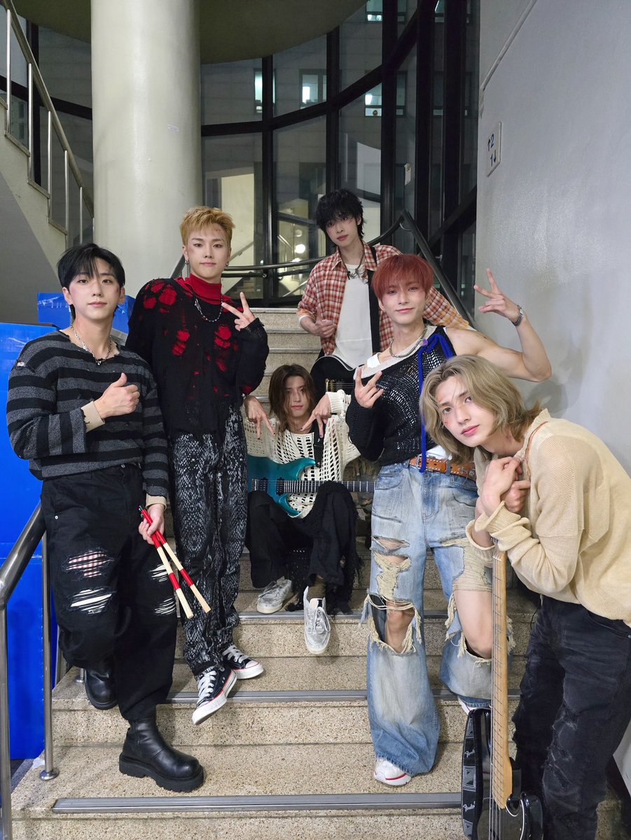 odteu's tweet photo. 𝖭𝗂𝗀𝗁𝗍 𝖻𝖾𝖿𝗈𝗋𝖾 𝗍𝗁𝖾 𝖤𝗇𝖽 di Music Bank. Kami sudah bekerja keras untuk pertunjukan ini, dan sangat menyenangkan melihat semuanya berjalan dengan baik. Semoga kalian semua menikmati sisa malam ini, Villains. Mari teruskan semangat positifnya! https://t.co/fEk7cgFDlV