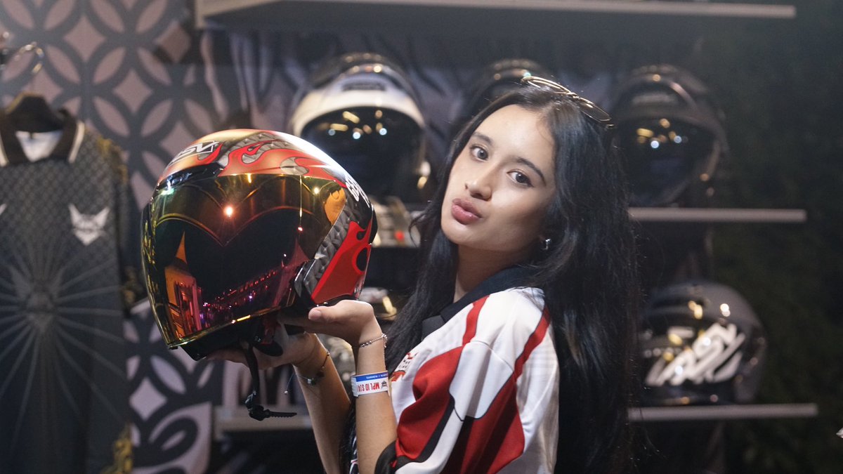 karstnv's tweet photo. RSV Helmets x Geek Fam https://t.co/LWrv36eejc