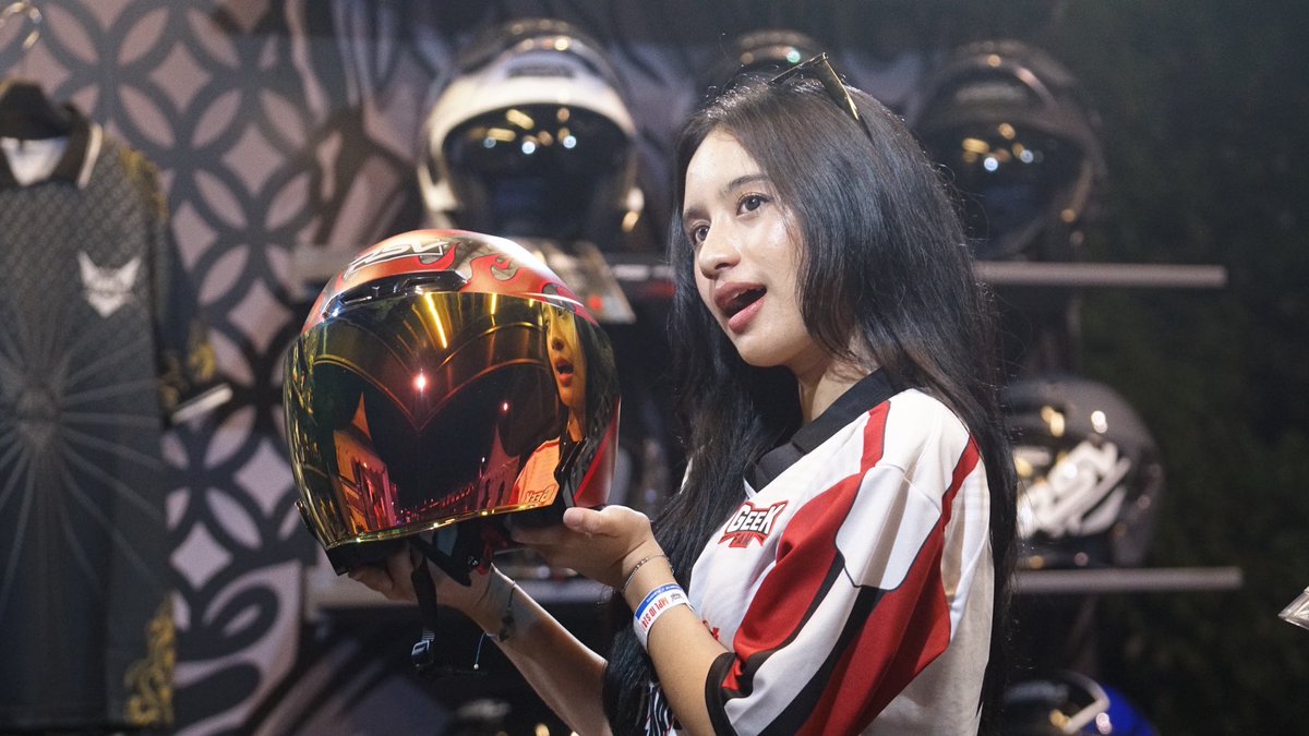 karstnv's tweet photo. RSV Helmets x Geek Fam https://t.co/LWrv36eejc