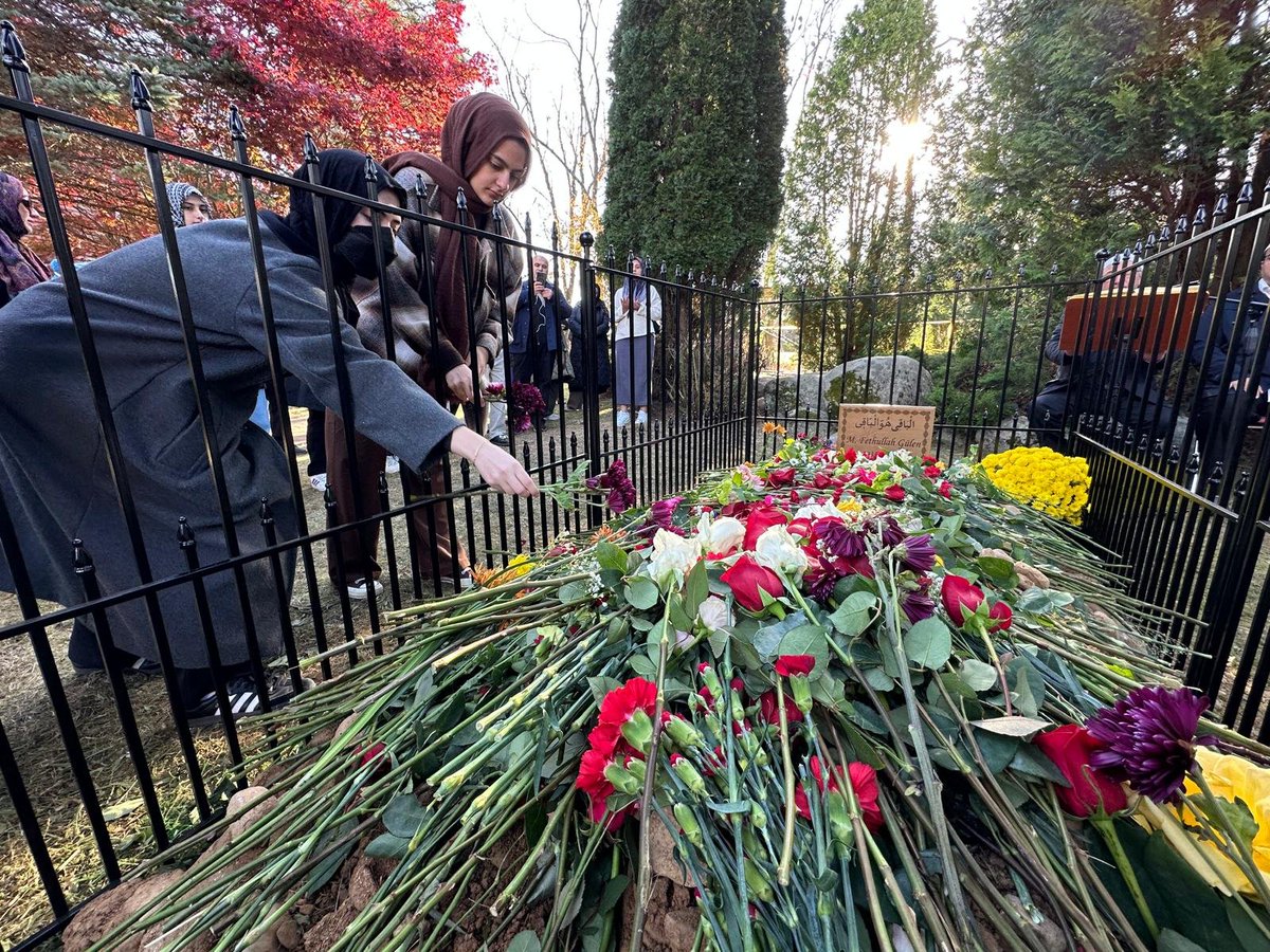 Fethullah Gülen Hocaefendi'nin dünyanın dört bir yanından gelen sevenleri kabrini ziyaretlerini sürdürüyor. 

#FarewellToFethullahGulen