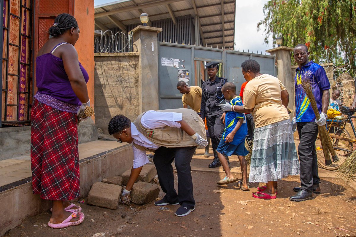 Dr. Sarah Zalwango (@sarahkzalwango) on Twitter photo As part of the Weyonje sanitation Challenge, we were in Kamokya & Kisenyi with community leadership for a clean up where residents were encouraged 2 start waste segregation at source,Recycle, Reduce, Reuse as such practices will reduce on the waste generated at source.<a href="/KCCAUG/">Kampala Capital City Authority (KCCA)</a> As part of the Weyonje sanitation Challenge, we were in Kamokya & Kisenyi with community leadership for a clean up where residents were encouraged 2 start waste segregation at source,Recycle, Reduce, Reuse as such practices will reduce on the waste generated at source.<a href="/KCCAUG/">Kampala Capital City Authority (KCCA)</a>
