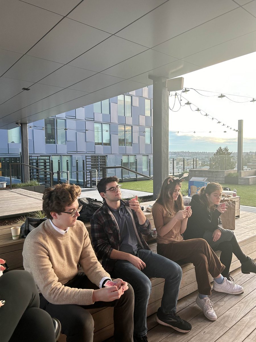 vikkurta's tweet photo. why am i giving gay little monkey at the apple store https://t.co/8Rj28n1PlT