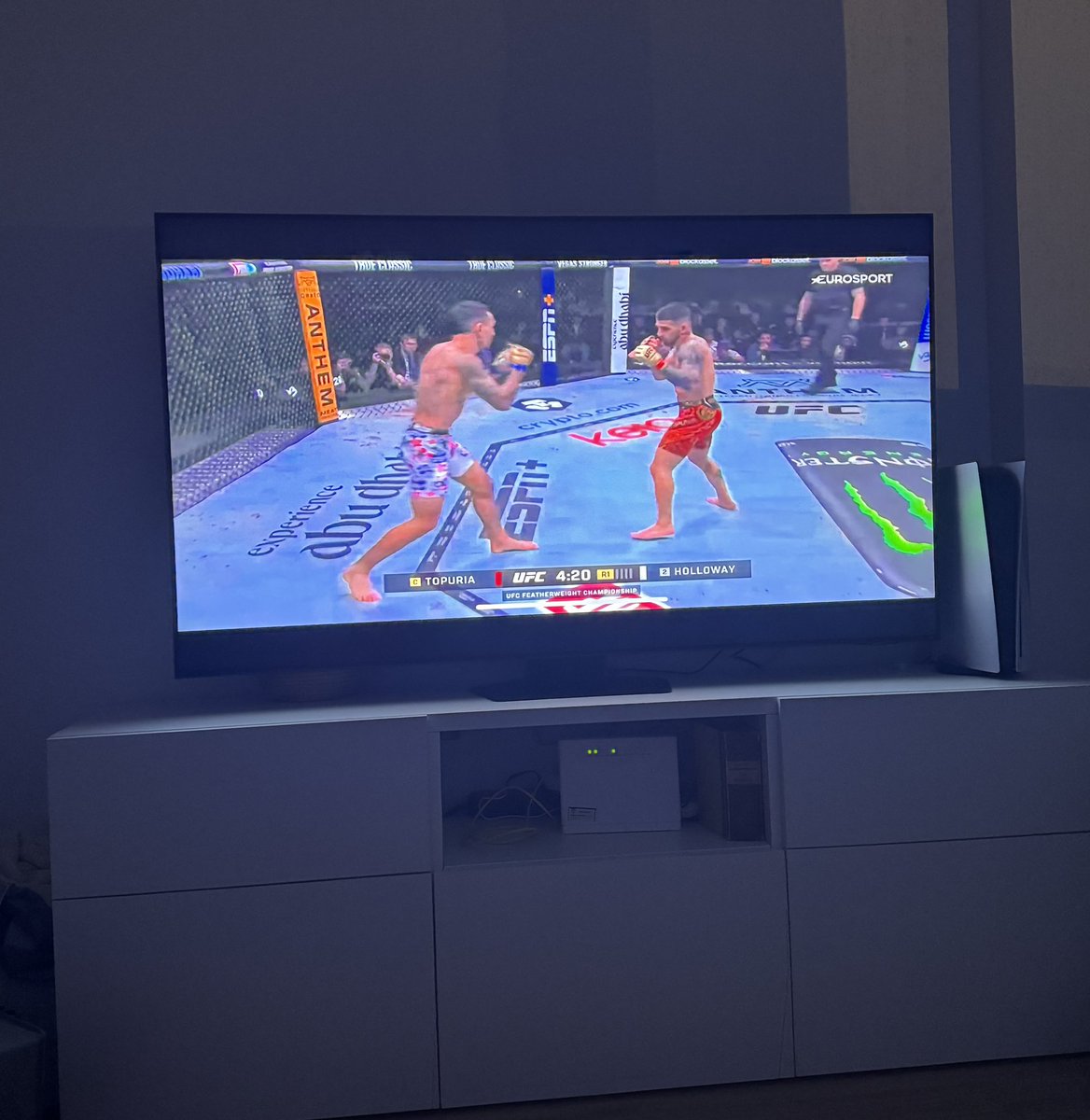 JoyntCBD's tweet photo. No todo es trabajar... #TopuriavsHolloway #topuria #TopuriaEurosport #Holloway @Topuriailia @BlessedMMA https://t.co/zP6ZchG27s