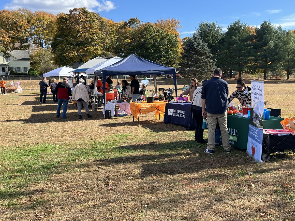 Enjoyed the beautiful fall afternoon at the Plainfield Fall Festival talking about issues of concern to Eastern #Connecticut residents. #CT02