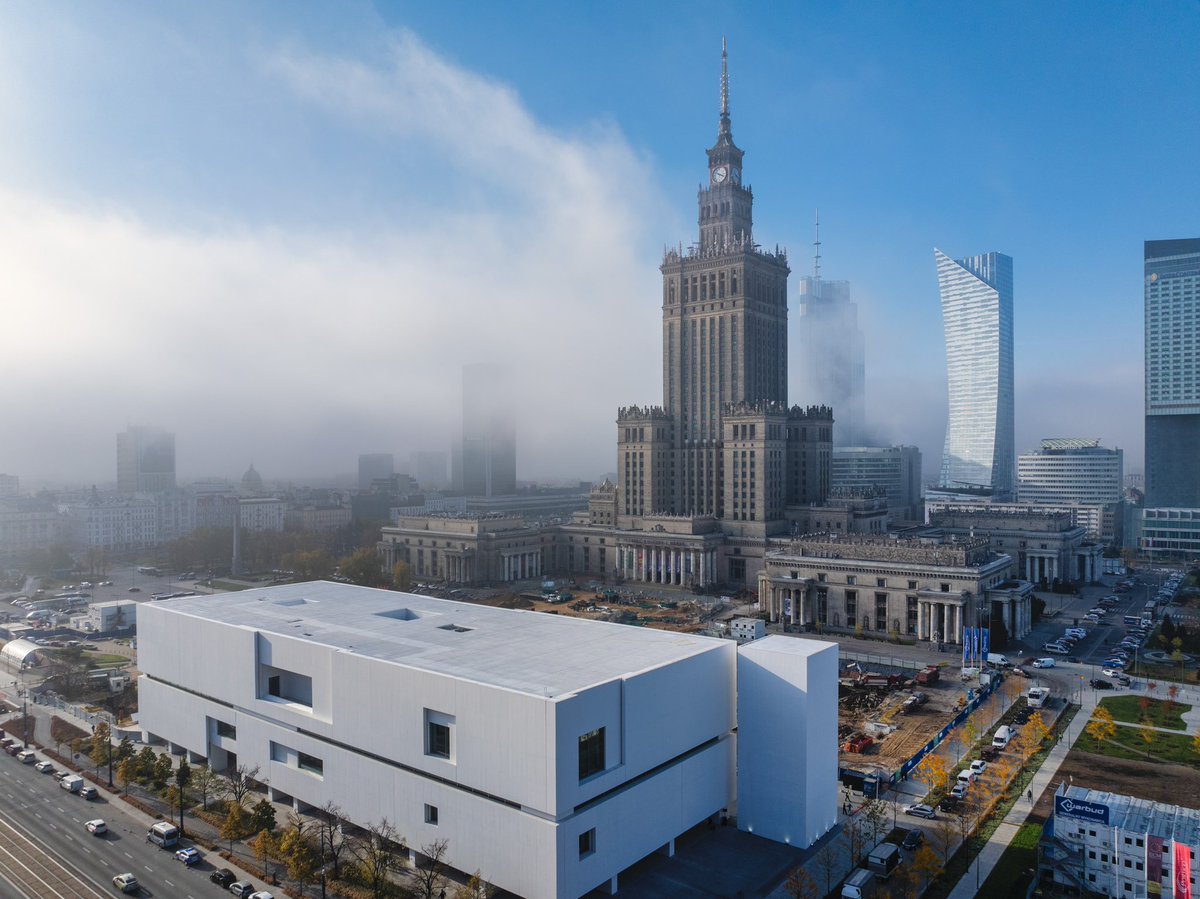 Byłem z psem na otwarciu Muzeum Sztuki Nowoczesnej.
- Tu nie wolno z psami - mówi ochroniarz.
- To nie jest pies - odpowiadam. - To jest performance.
- A, to przepraszam.
Idziemy z psem dalej. Oglądamy rzeźbę Smefra centaura. Pół koń, pół Smerf.
- Zawsze się zastanawiałem - mówię