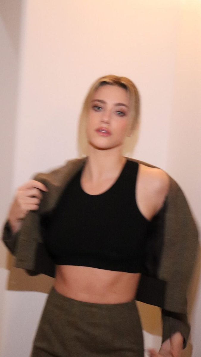 𝐂orrente 
         de apresentação. 

𝐍ome: Louise Edwards 
𝐈dade: 31 anos
𝐔ma música: 
𝐒exualidade: Lésbica 
𝐒tatus: Noiva!!
𝐂or favorita: Rosa seco 
𝐀ltura: 1,73
𝐍acionalidade: 🇬🇧