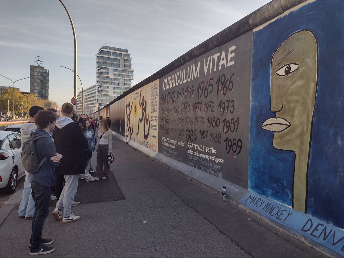 Annie erzählt an der East Side Gallery. <a href="/RGSHWMfl/">RGSHWMFL</a> <a href="/German1Ahs/">AHS German</a>