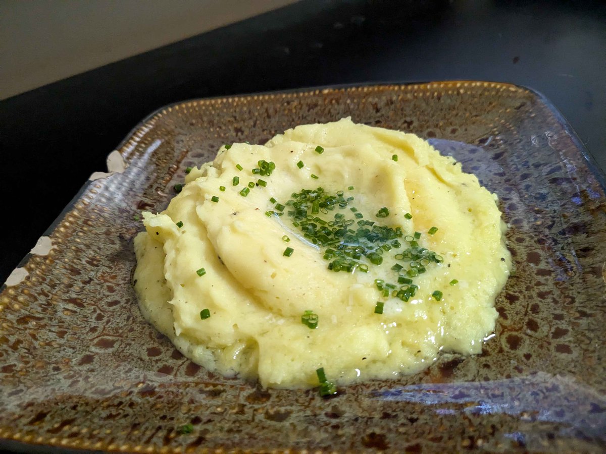 Ani_the_Laquine's tweet photo. Anyone want some garlic rosemary butter basted steak with roasted asparagus, hollandaise (made from egg white, lemon, and butter with some cayenne powder), and mashed potatoes with milk butter and sour cream with chives on top? :o https://t.co/90f0AEonKC