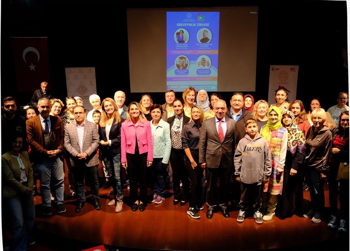 Beşiktaş İlçe Millî Eğitim Müdürlüğü’nün düzenlediği Veli Akademileri kapsamında Alfa Kuşağı ve Ebeveynlik konulu seminerde velilerle bir araya geldik. Nazik davetleri için müdürlüğümüze, değerli katılımları için sevgili velilerimize teşekkür ederim. 💐🩷