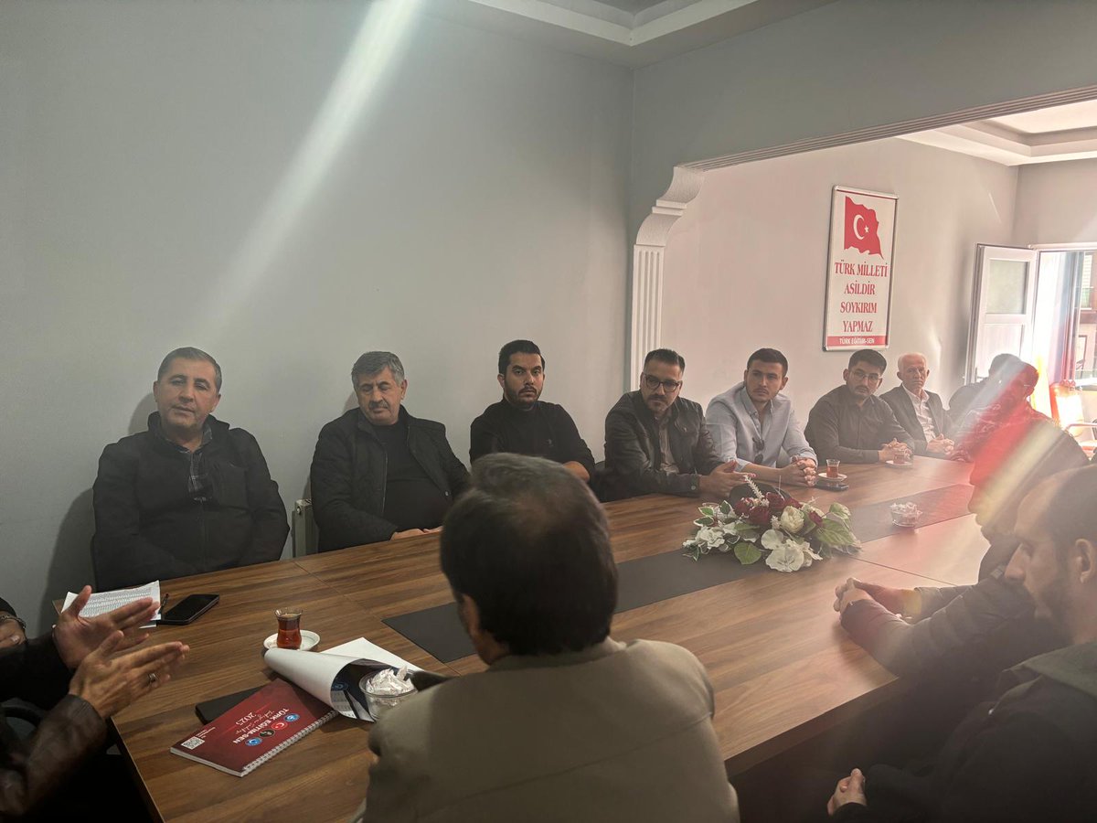 Edremit ilçemizin genişletilmiş yönetim toplantisina katıldık. Kıymetli yol arkadaşlarımızın yetki için azim ve gayretine şahit oldum. 
Elbet Yarınlar Bizimdir 🇹🇷🇹🇷🇹🇷 
<a href="/tesvan65/">TES Van</a> 
<a href="/TES_Edremit/">Türk Eğitim-Sen Edremit</a> 
<a href="/sdolgun01/">Selahattin Dolgun</a> 
<a href="/turkegitimsen/">Türk Eğitim Sen</a>