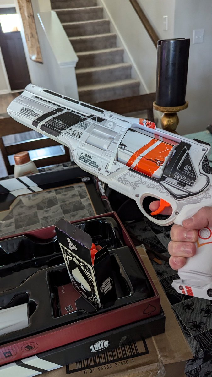 TheNerdtoKnow's tweet photo. This thing is so cool. Great job @Bungie, Nerf, and appropriate artists!
#aceofspades https://t.co/oakcFjENlc