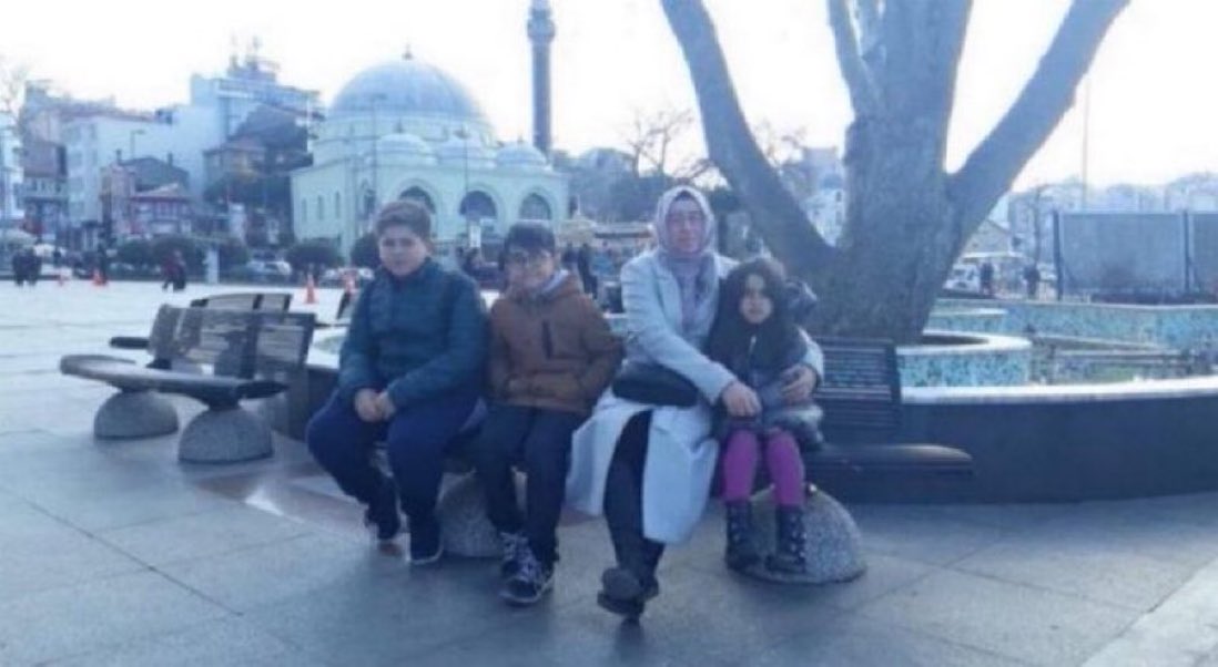 TutsakBebekler's tweet photo. BANDIRMA

KHK’lı Gülden Aşık, cezaevinde 7 haftalık hamileyken bebeğini kaybetti.

2021 yılında tekrar tutuklandı, hapiste tiroit kanseri oldu.

Tümör yayıldığı için tiroit ameliyatı olan ve üç gün sonra tekrar cezaevine gönderilen 3 çocuk annesi Gülden Aşık, Yalçınkaya kararı ile acilen tahliye edilmelidir.

@fethigurer
