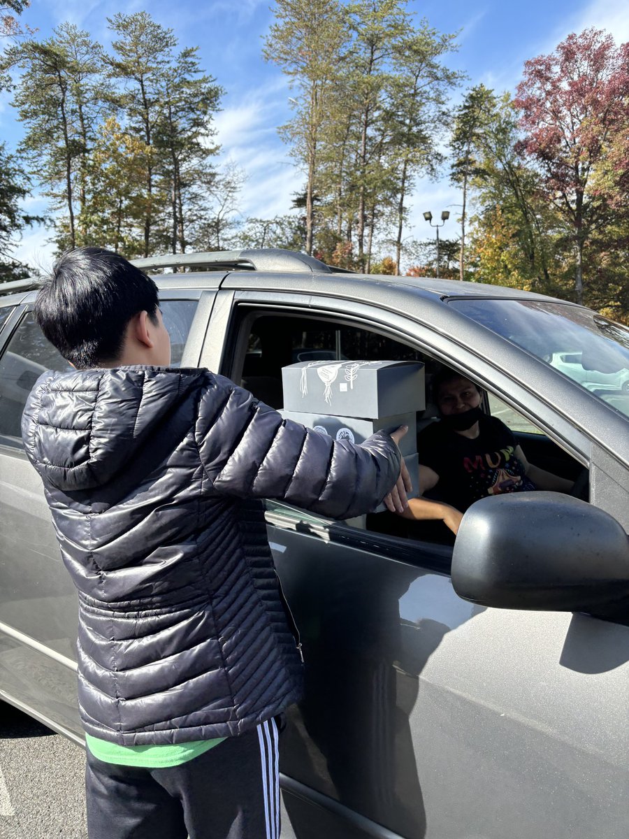 beaconheightspg's tweet photo. Today was a perfect day to give to our families and our community. Thanks to UM for the lunches to go. #GivingSaturday #onebandonesound
@BeaconPrincipal @Area1PGCPS @TheDrWWilliams @PGCPSPartners @pgcps https://t.co/pJTfbDVNmO