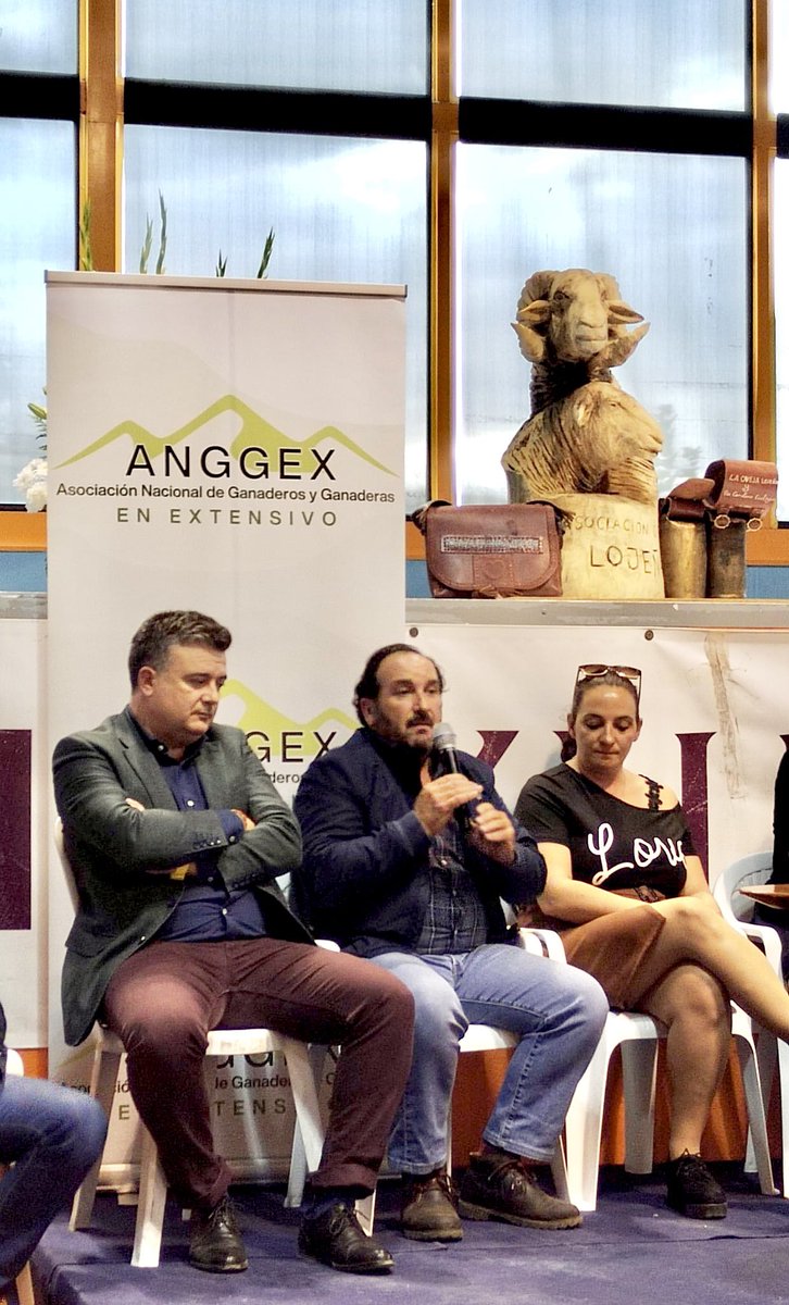 felipemolina73's tweet photo. Ayer , como presidente de ANGGEX , Asociación Nacional de Ganaderos y Ganaderas en Extensivo , junto a parte de la directiva, presentamos la asociación en la Real Feria de ganado de Loja 
#somosextensivos 
#somosindispensables 
#ANGGEX https://t.co/wuwWV2P00l