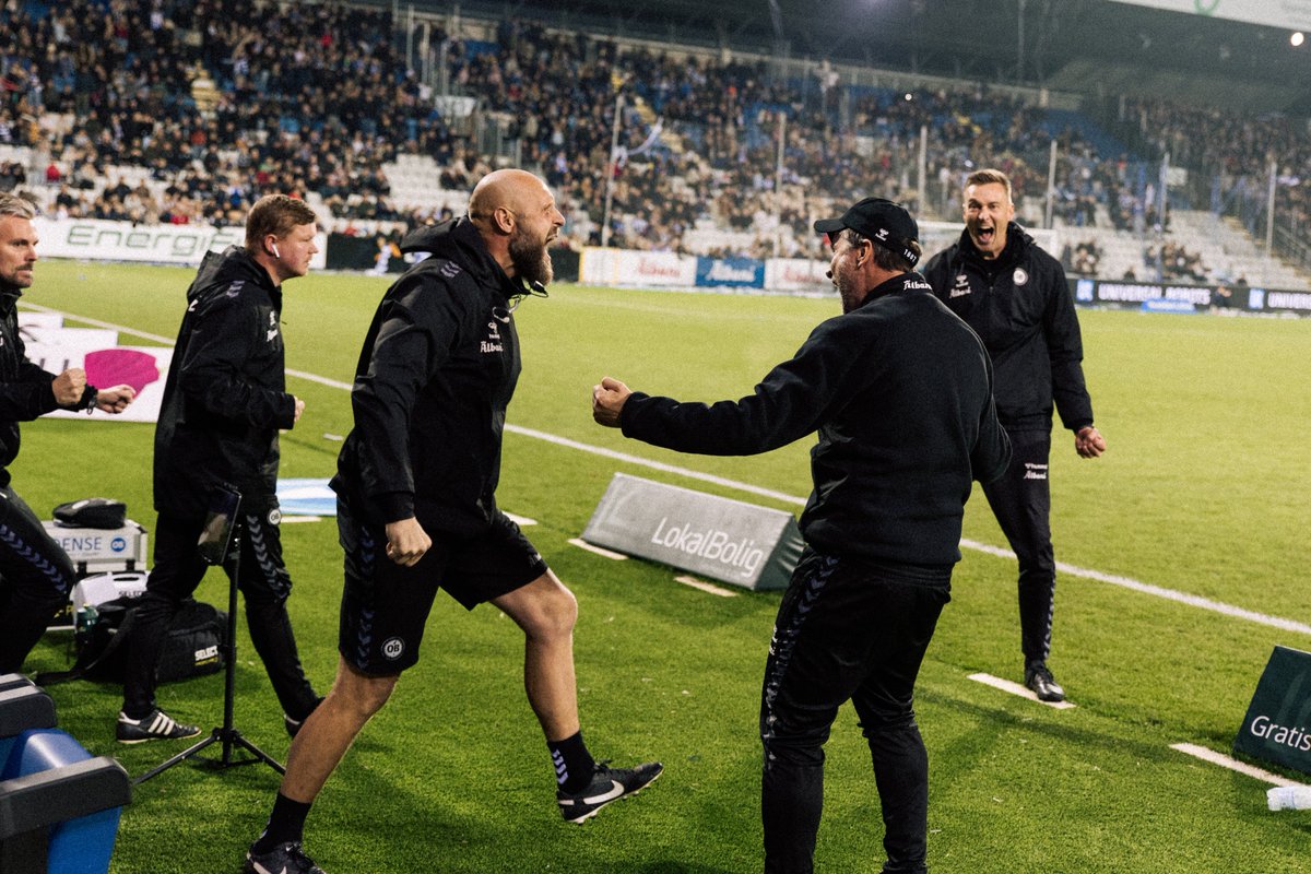 Odense_Boldklub's tweet photo. Der er intet, der slår følelsen af sejr  💙🤍

#obdk #enafstriberne https://t.co/z8KoVwT0d9