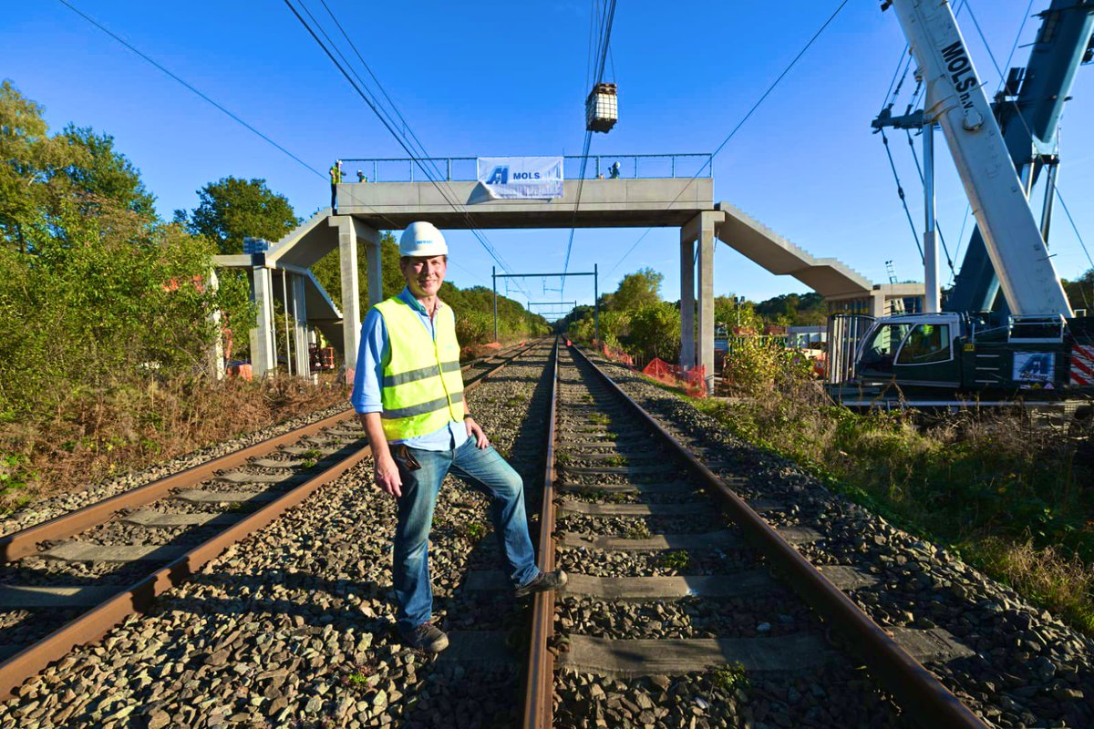 🎥 op persbezoek in Heusden-Zolder 
waar <a href="/Infrabel_NL/">Infrabel_NL</a> in de Beringerheide 🌳🌳een nieuwe voetgangersbrug heeft geplaatst 🏗️ 

Die vervangt er binnenkort de overweg en komt de veiligheid en zachte mobiliteit ten goede ✅

#Infrabel #HeusdenZolder #Limburg #mobiliteit #veiligheid