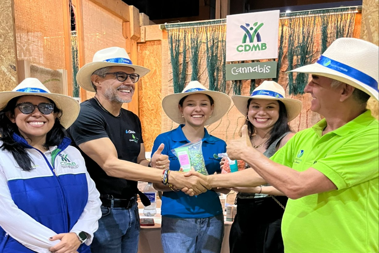 Grandes enseñanzas y encadenamientos dentro del marco de la <a href="/Cop16Riyadh/">COP16 Riyadh</a>  Colombia Gracias COP16 <a href="/CARCDMB/">CDMB</a>  #CaliEsDondeDebesEstar 
#biodiversidad #natural ·
<a href="/PROCOLOMBIACO/">PROCOLOMBIA</a>     <a href="/GobdeSantander/">Gobernación de Santander</a>   <a href="/SegurosBolivar/">Seguros Bolívar</a>