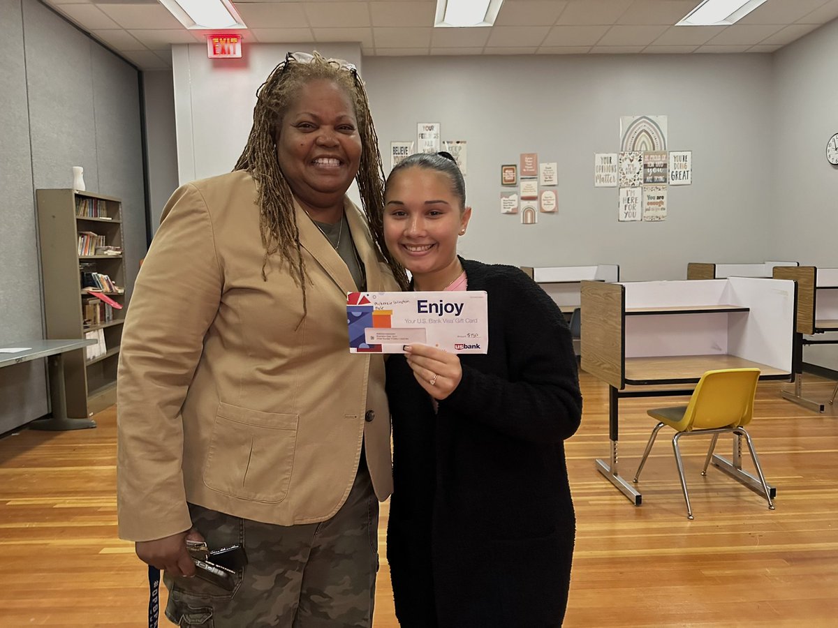 Dr. Green presenting our Ms. Winston with a gift card!  
“Thank you for working today, as a part of a random drawing of people working today, you will receive a $150 gift card!” 
Way to show up for our students Ms. Winston! 
Go Patriots ❤️💙