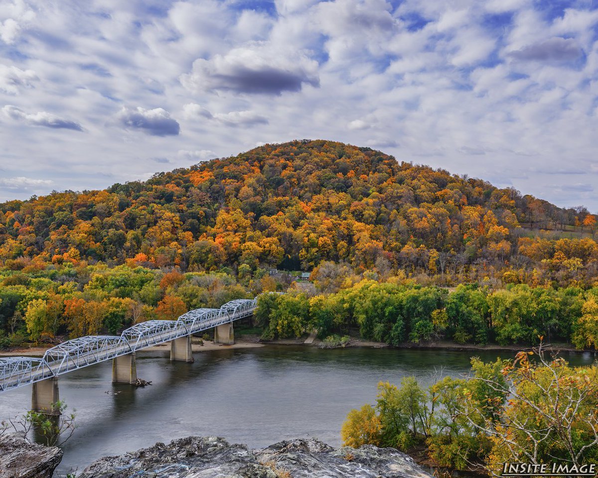 insiteimage's tweet photo. This morning at Point of Rocks Overlook - nice to see fall colors in Maryland!

#thephotohour #stormhour @spann @capitalweather #NikonCreators #NikonZ8 #MDinFocus https://t.co/j1zf4yTgGS