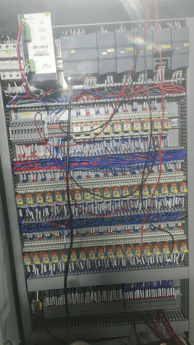 aziziyo's tweet photo. We are building an automated smart parking system prototype 
#industrial_automation #smart_city #ksa🇸🇦 #programming #plc #siemens #s7 https://t.co/d2BLJOKmbm