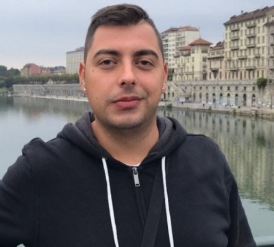confundustria's tweet photo. Sestu- Cagliari.
Si chiamava Nicolò aveva 26 anni e faceva la guardia giurata.
Ieri è morto schiacciato da un cancello automatico.

#MorireDiLavoro una guerra che non frega un cazzo a nessuno. https://t.co/vbUfbhpkvd