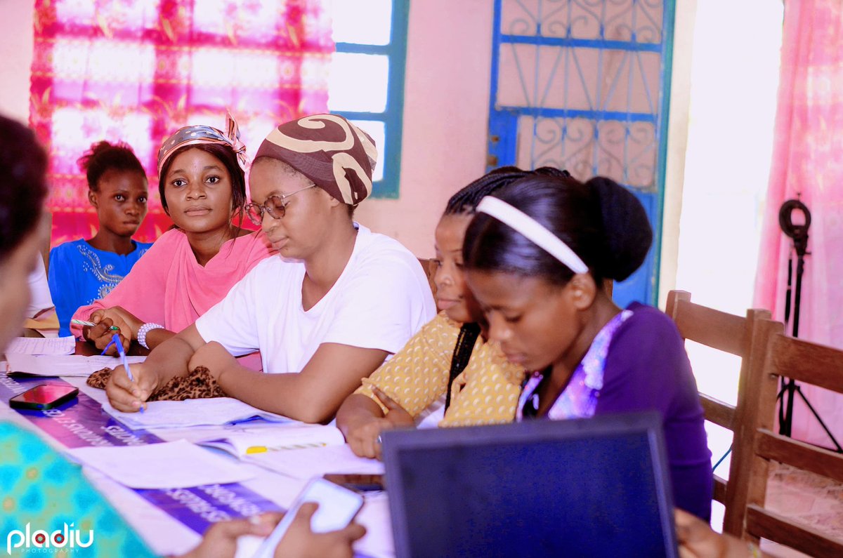 AnackMoroni's tweet photo. Encadrement des jeunes filles entrepreneures lauréates au projet Mwasi Mobateli avec l'incubateur Bingwa innovation Hub 😘 https://t.co/RC0kHFDTCB