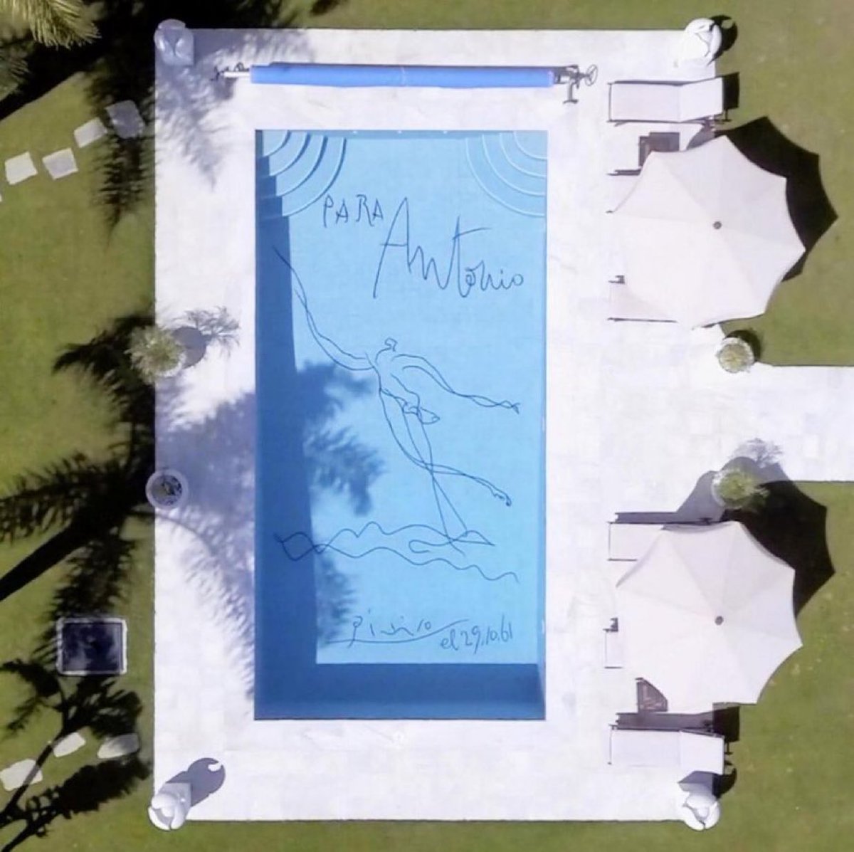 gomezdetejada's tweet photo. Un Picasso en la piscina... Casa construida por Antonio "El Bailarín" en la que tiene una dedicatoria de Pablo Picasso en el fondo de la piscina. Marbella, 1961. https://t.co/zFreqtnYdn