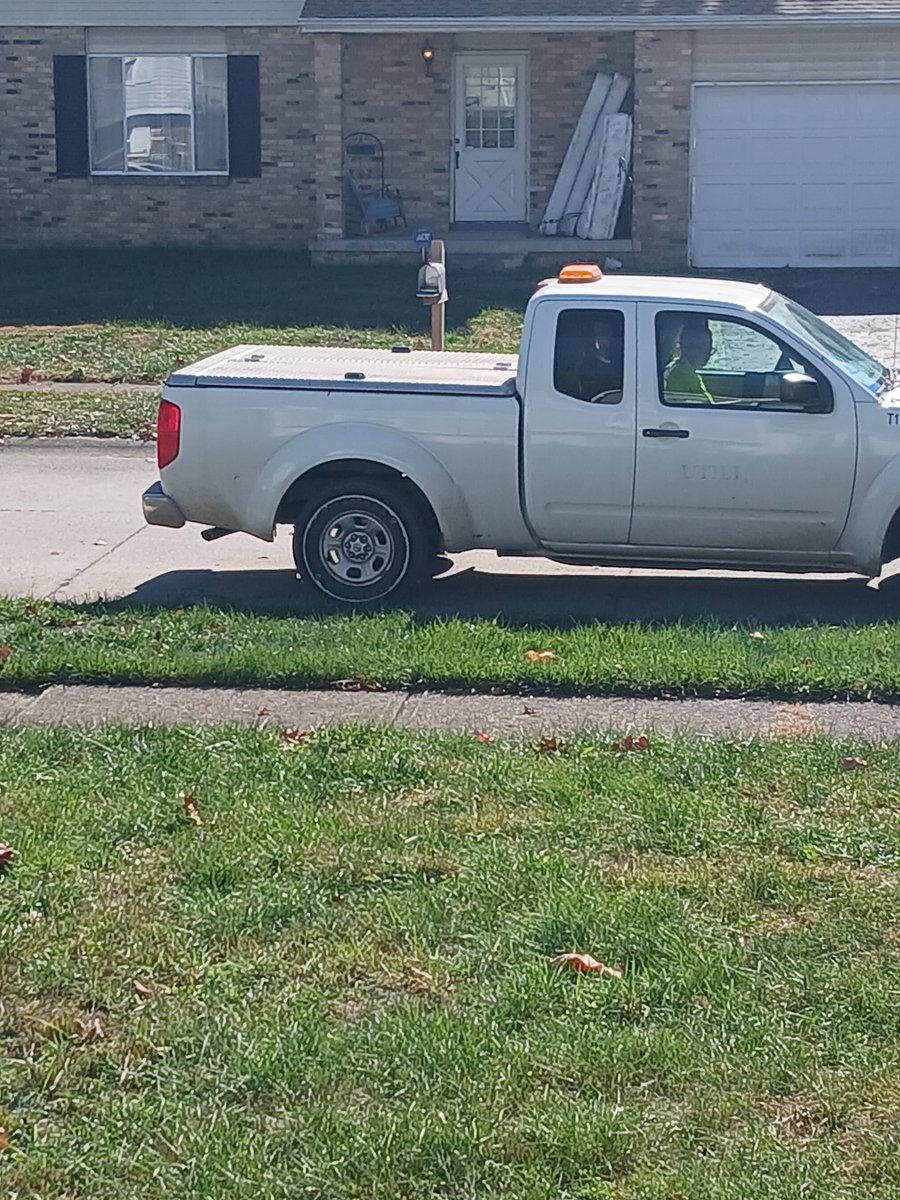 De2Media's tweet photo. @ColumbusCouncil  @ColumbusPolice There is a woman in a pickup truck taking pictures of my home and sitting in front of my mailbox that says she works for the city. Why do you have someone taking pictures of my home? https://t.co/5HUidbLtf7