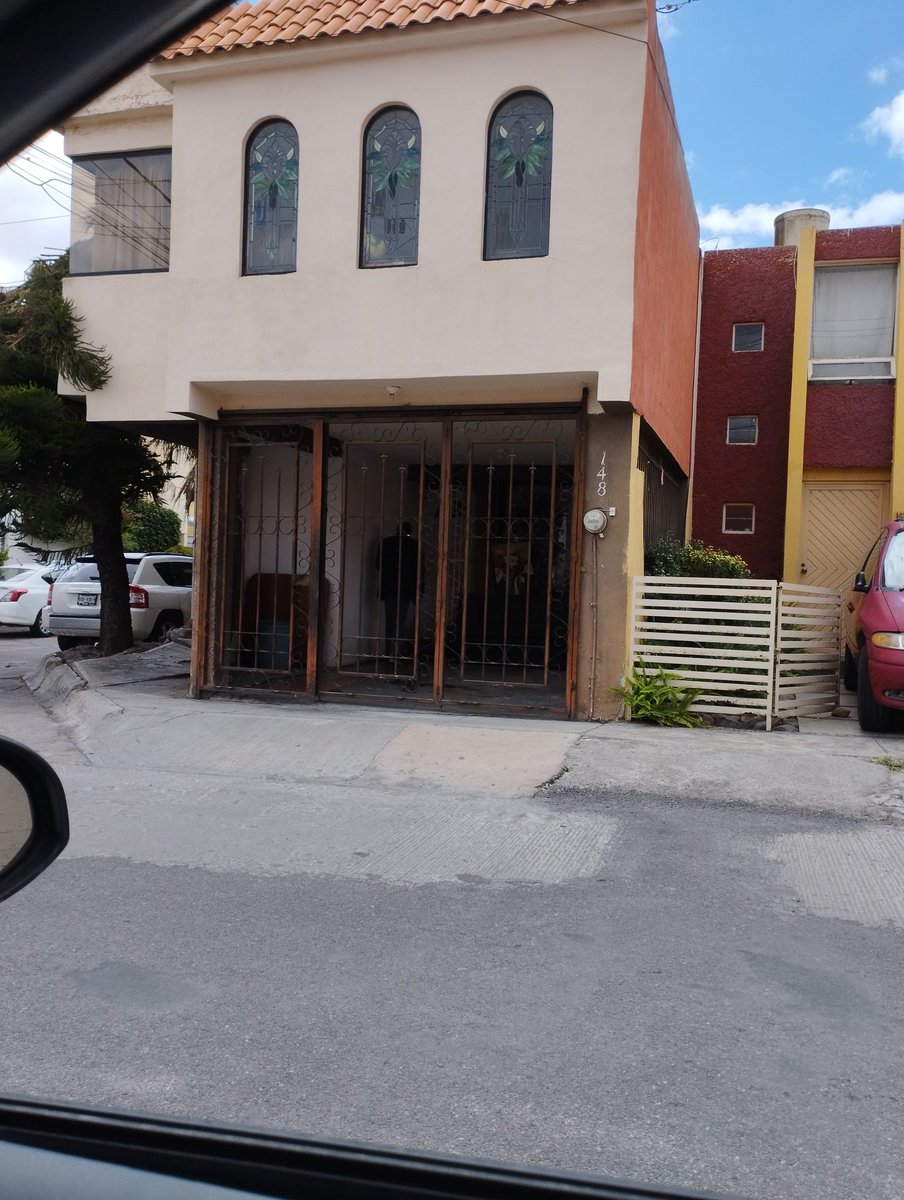 x_pike's tweet photo. @SSPCSLP hace unos minutos vi a un señor masturbandose en la calle, llame al 911 tres veces por minutos y nadie contestó. Fue aproximadamente a las 11:50 en la esquina de cerro viejo y loma dorada,en la colonia loma verde. El señor se metió al domicilio en cerro viejo 148. https://t.co/HSXRxkdbog