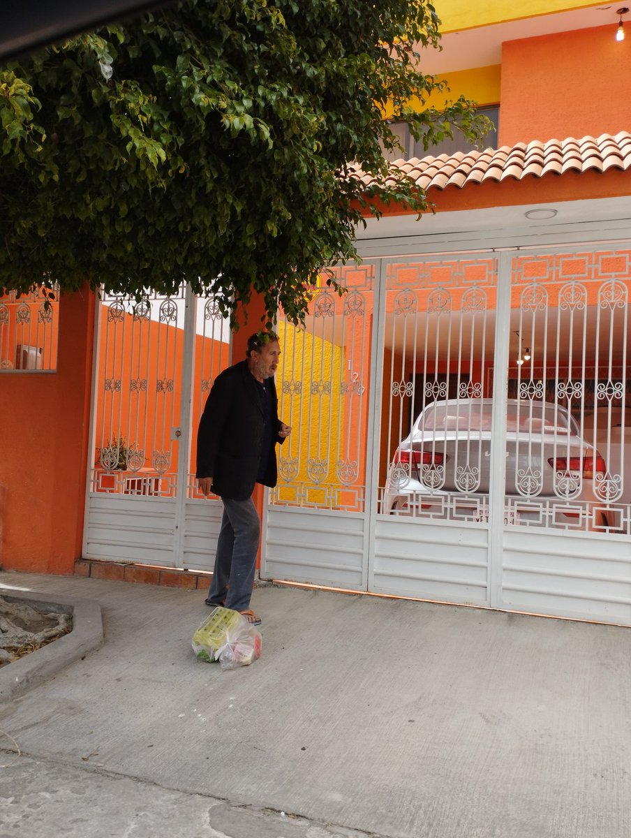 x_pike's tweet photo. @SSPCSLP hace unos minutos vi a un señor masturbandose en la calle, llame al 911 tres veces por minutos y nadie contestó. Fue aproximadamente a las 11:50 en la esquina de cerro viejo y loma dorada,en la colonia loma verde. El señor se metió al domicilio en cerro viejo 148. https://t.co/HSXRxkdbog