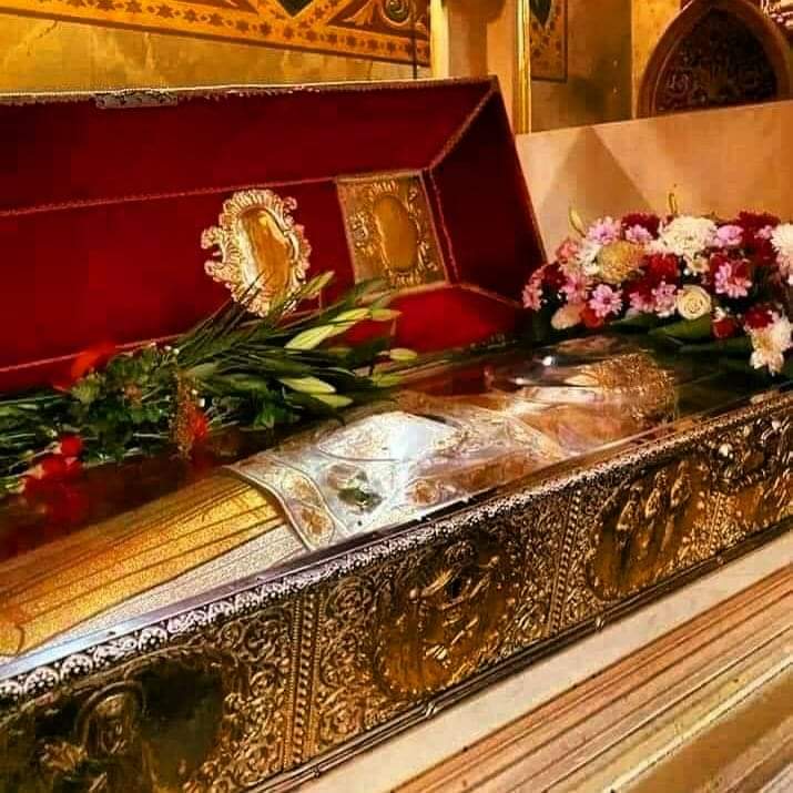 MraticSasa's tweet photo. МОШТИ СВЕТЕ ПЕТКЕ

Клањамо се Богу и чествујемо свете Твоје мошти, преподобна мајко Параскево, казујући са славом и песмама сва Твоја чудеса, која смо даром Божјим и ради нашег спасења задобили; нека наша молитва буде добро примљена, светитељко, и хитај увек да нам помажеш https://t.co/1L4DB2F0ty