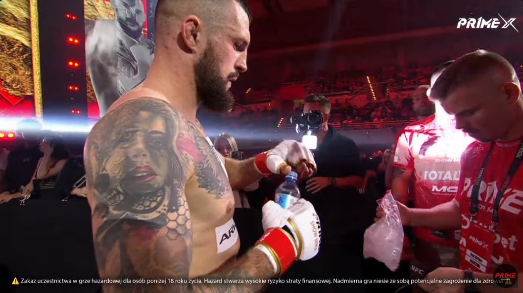adrians_mma's tweet photo. Cezary Oleksiejczuk w drodze do klatki PRIME. Według YouTube ogląda to 400 tysięcy osób, ale pewnie 80% widzów to boty. #PRIME10 https://t.co/uhgI4KuJ0S