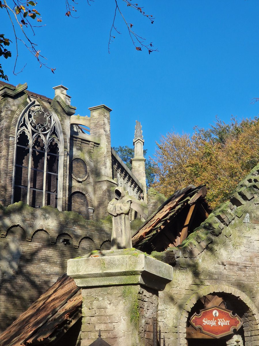 Mamaenzoo's tweet image. Mensen Dans Macabre, echt mooi. Nu een klein advies (van iemand die het normaal zelf niet zo nauw neemt met adviesleeftijden) voor andere ouders, dat zou ik bij deze attractie wel doen. Of kijk op zijn minst eerst de onride tzt als je wel wil gaan met je kind. #teamnosleep