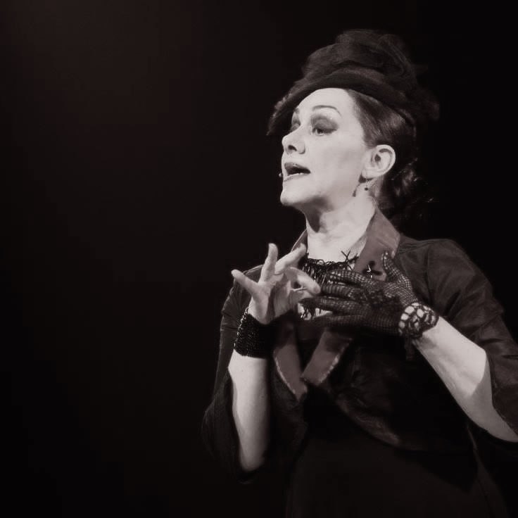 Teatros Ciudad de México (@teatroscdmexico) on Twitter photo Lamentamos el fallecimiento de la actriz, bailarina, dramaturga y directora argentina Andrea Fiorino (1965-2024).
Caracterizada por su humor tan único y su gran despliegue de capacidad actoral, pudimos disfrutar de su talento en años recientes en el <a href="/FestivalCabaret/">Festival Int. de Cabaret</a>.
QEPD Lamentamos el fallecimiento de la actriz, bailarina, dramaturga y directora argentina Andrea Fiorino (1965-2024).
Caracterizada por su humor tan único y su gran despliegue de capacidad actoral, pudimos disfrutar de su talento en años recientes en el <a href="/FestivalCabaret/">Festival Int. de Cabaret</a>.
QEPD