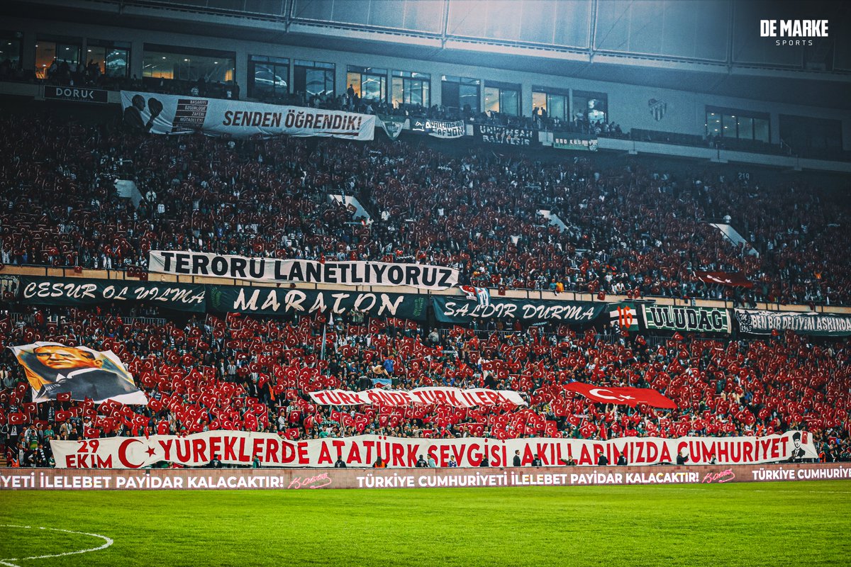 demarkesports's tweet photo. Bursaspor taraftarlarının koreografisi 🇹🇷 https://t.co/YoOfw0wjZf