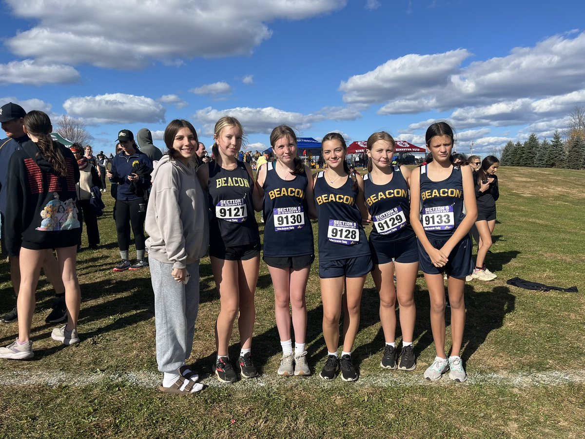 BeaconVarXC's tweet photo. Girls in the line! https://t.co/tzVL2Cebvf