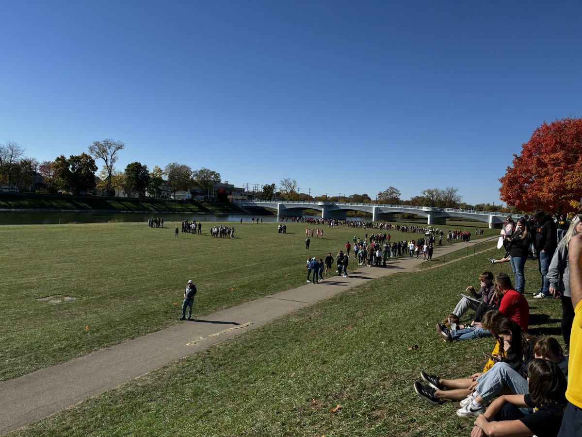 rburn10's tweet image. Almost time for the girls @OHSAASports Regional Meet! Let’s go @EAST_HAWKS @LEHS_xc!
