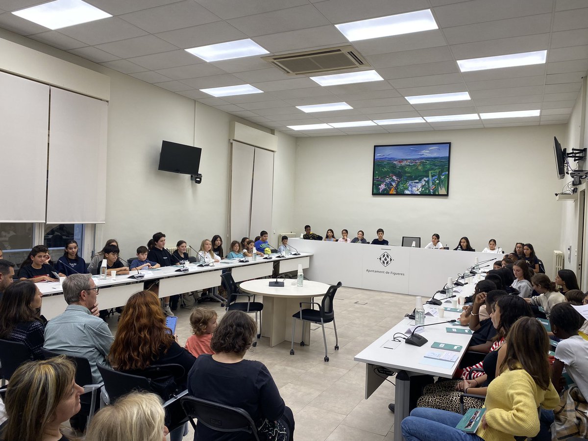 CCIFigueres's tweet photo. Ara sí! Donem per iniciat el curs 2024-2025 del CCIF! 👫

Tenim moltes ganes de començar a fer propostes i treballar per fer de Figueres una ciutat millor! 🤩

#ccifigueres #consellinfants #figueres #figuerescity @ajfigueres @jordimasquef https://t.co/CBRlWFrQEp