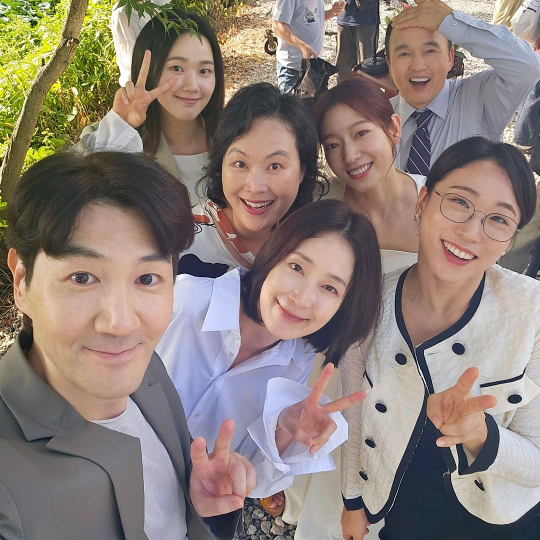 1marisone's tweet photo. 🤍🩵💚💐
#TheJudgeFromHell Ep12 Wedding Gang behind scenes
#ParkShinHye #KimJaeYoung
#HanSangJin #ParkJiYeon #DoEunHa #KimAhYoung
#KimHyeHwa #KimJaeHwa #LeeMiDo #KimKwangKyu https://t.co/6jLRXZZn1P