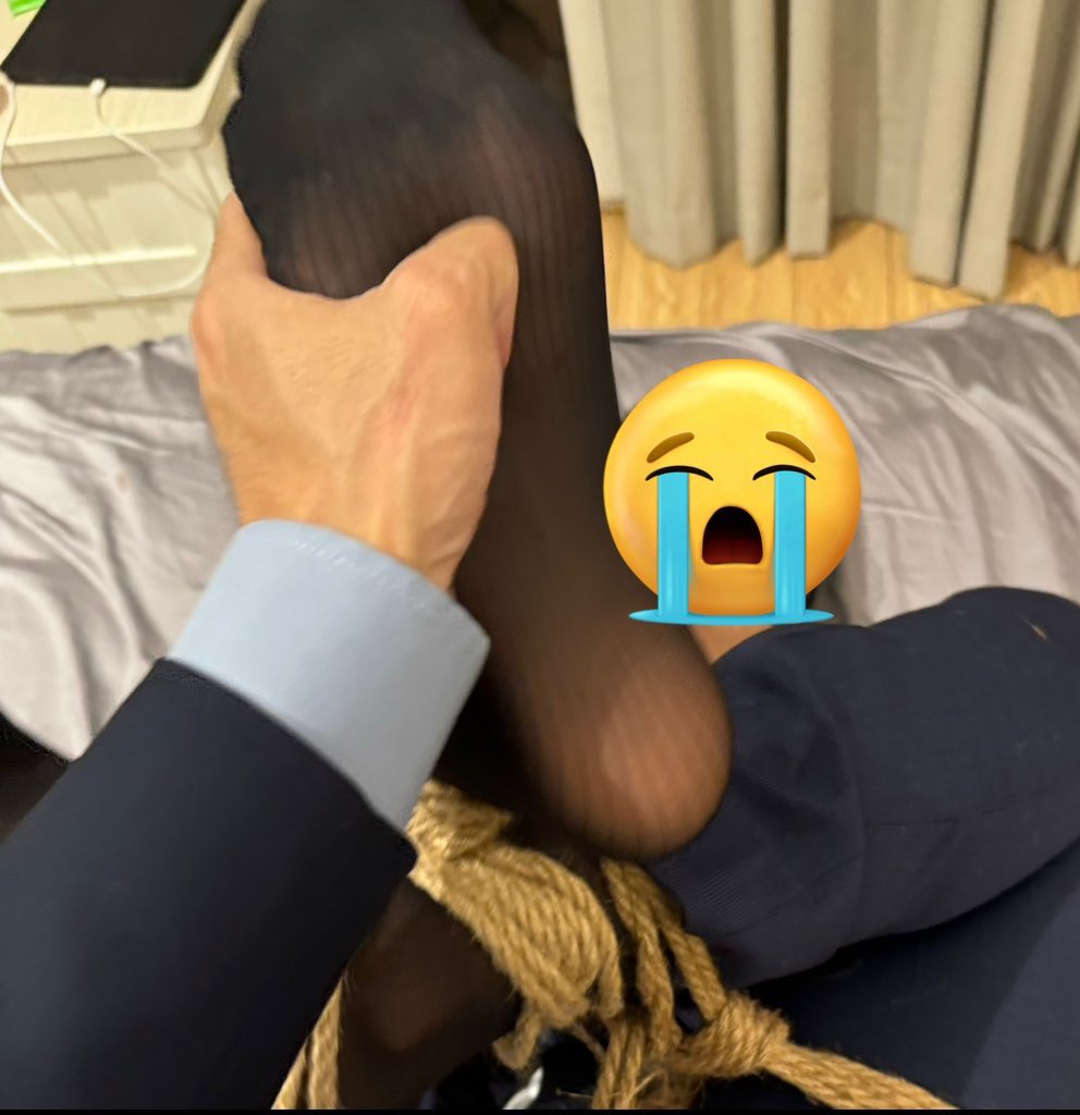 AugustNick4's tweet photo. 丝袜真的比白袜🧦痒很多。。。
#白袜 #tickle #正装丝袜 #挠脚心 https://t.co/MKuzqvJ5QO