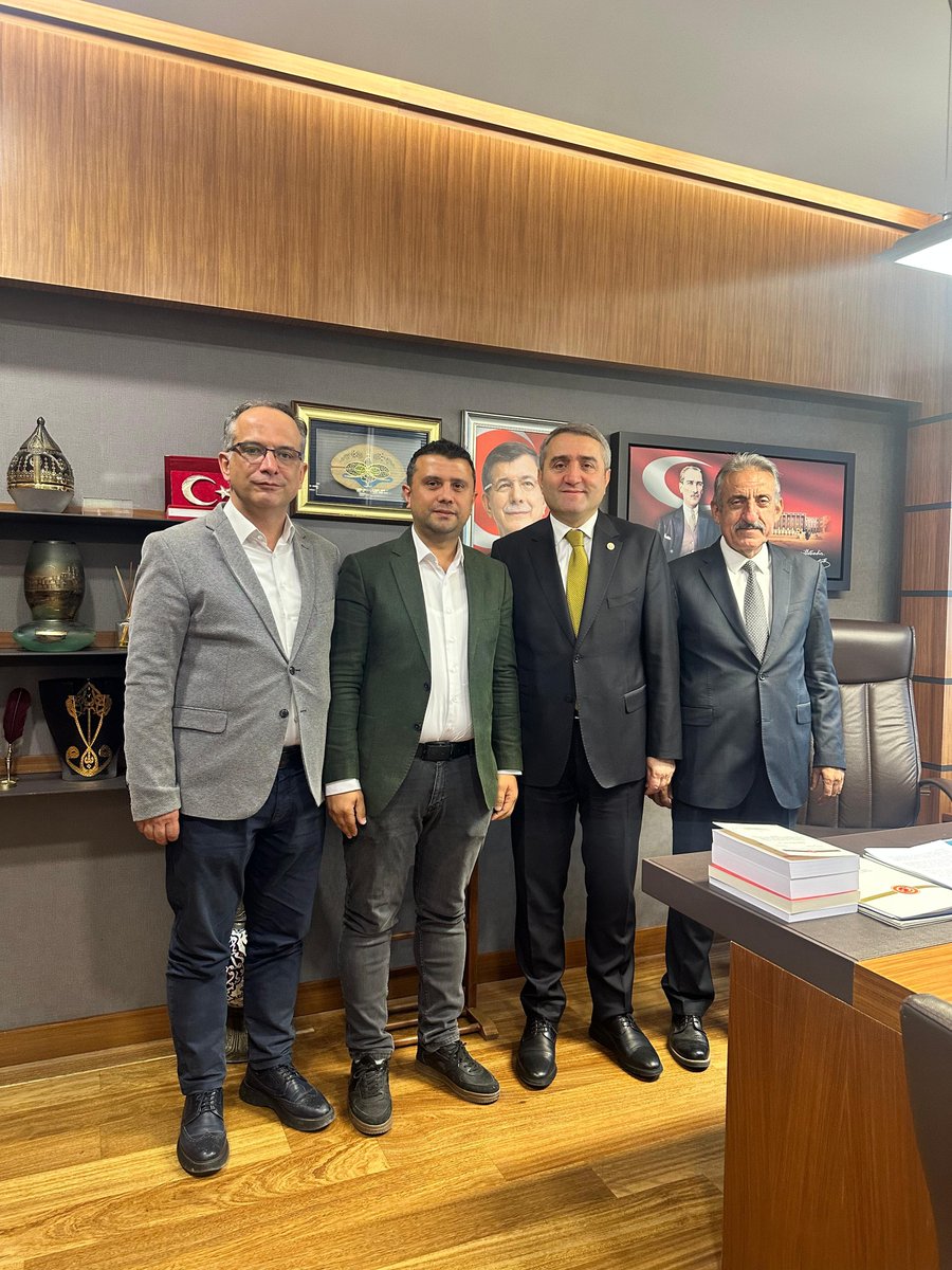 Ankara Çayeli Derneği Yönetimi, M. Celal Arıcı, İsmail Güçlü ve İsmail Çorapçı, dernek faaliyetleri hakkında bilgi alışverişi yapmak ve nezaket ziyareti gerçekleştirmek amacıyla İstanbul Milletvekili Sn. Selim Temurci'yi makamında ziyaret etti.