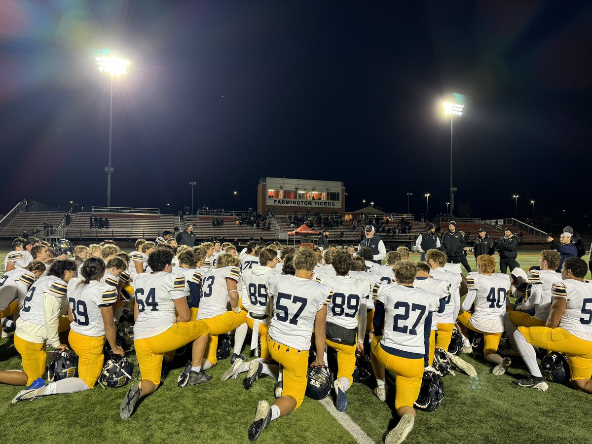 TaySmith2013's tweet photo. Dominant playoff victory for the Lakers over Farmington! On to the Section Final on Friday at Mounds View!ππ΅π‘ #RoadWarriors #PL4L @plhsfootball https://t.co/Gf9AfX70UX