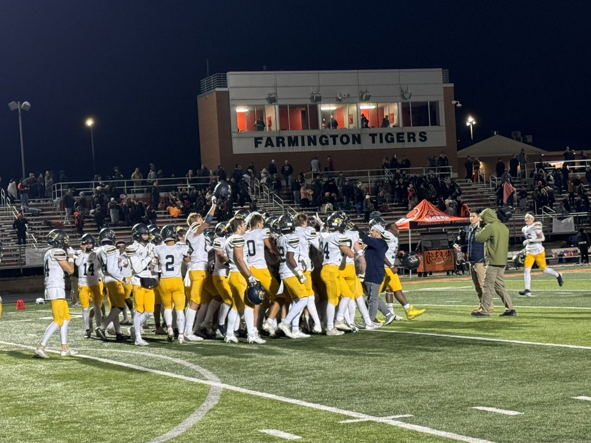 TaySmith2013's tweet photo. Dominant playoff victory for the Lakers over Farmington! On to the Section Final on Friday at Mounds View!ππ΅π‘ #RoadWarriors #PL4L @plhsfootball https://t.co/Gf9AfX70UX