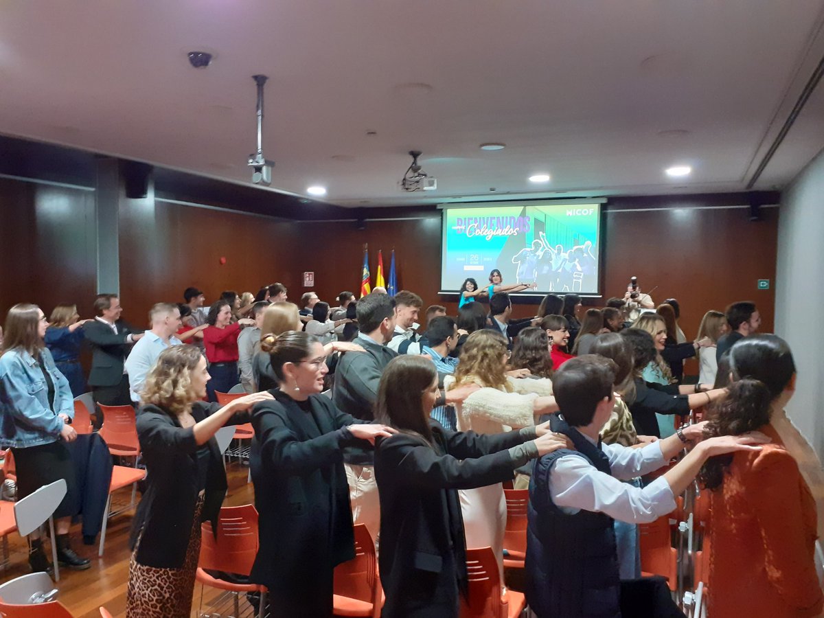 🤡 Nos lo hemos pasado en grande con el espectáculo de improvisación a cargo de <a href="/ImproVivencia/">ImproVivencia</a> que nos han hecho reír mucho.

🎁 Ahora sí, damos la bienvenida a la nueva promoción colegial del MICOF, con la entrega de diplomas y el welcome pack.
#BienvenidaNuevosColegiadosMICOF